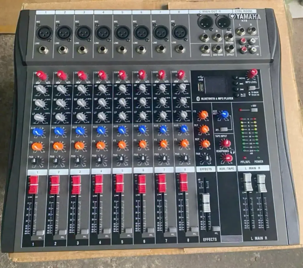Mixer Yamaha KT8
